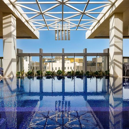 Millennium Place Doha Dış mekan fotoğraf The rooftop pool at the Four Seasons Hotel, Cairo