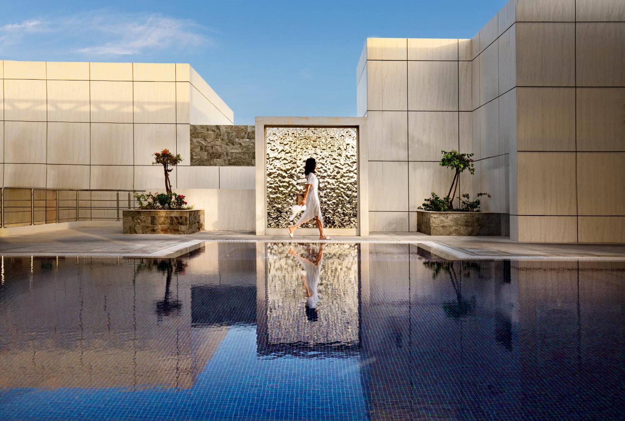 Millennium Place Doha Dış mekan fotoğraf The pool at the hotel