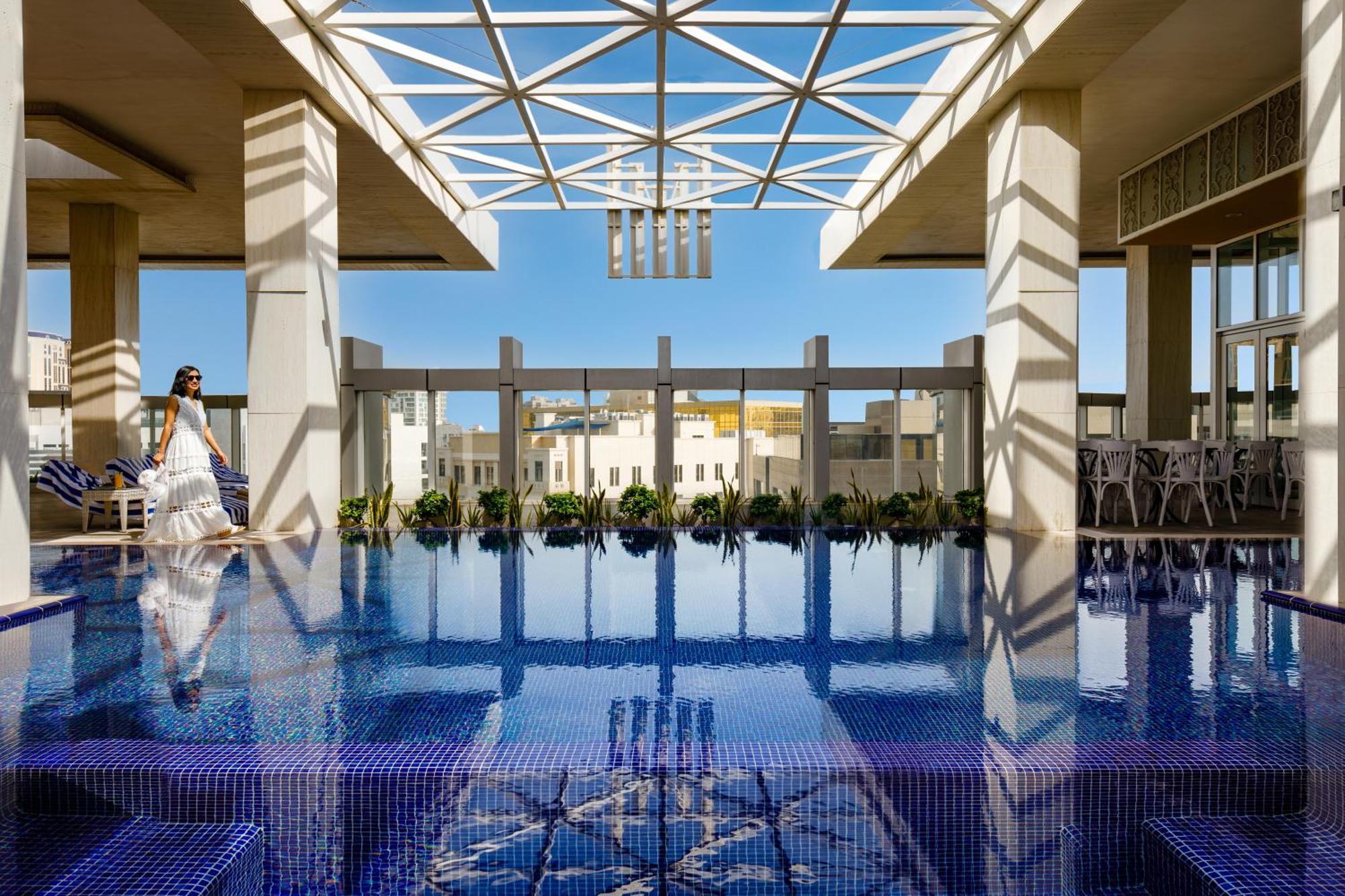 Millennium Place Doha Dış mekan fotoğraf The rooftop pool at the Four Seasons Hotel, Cairo