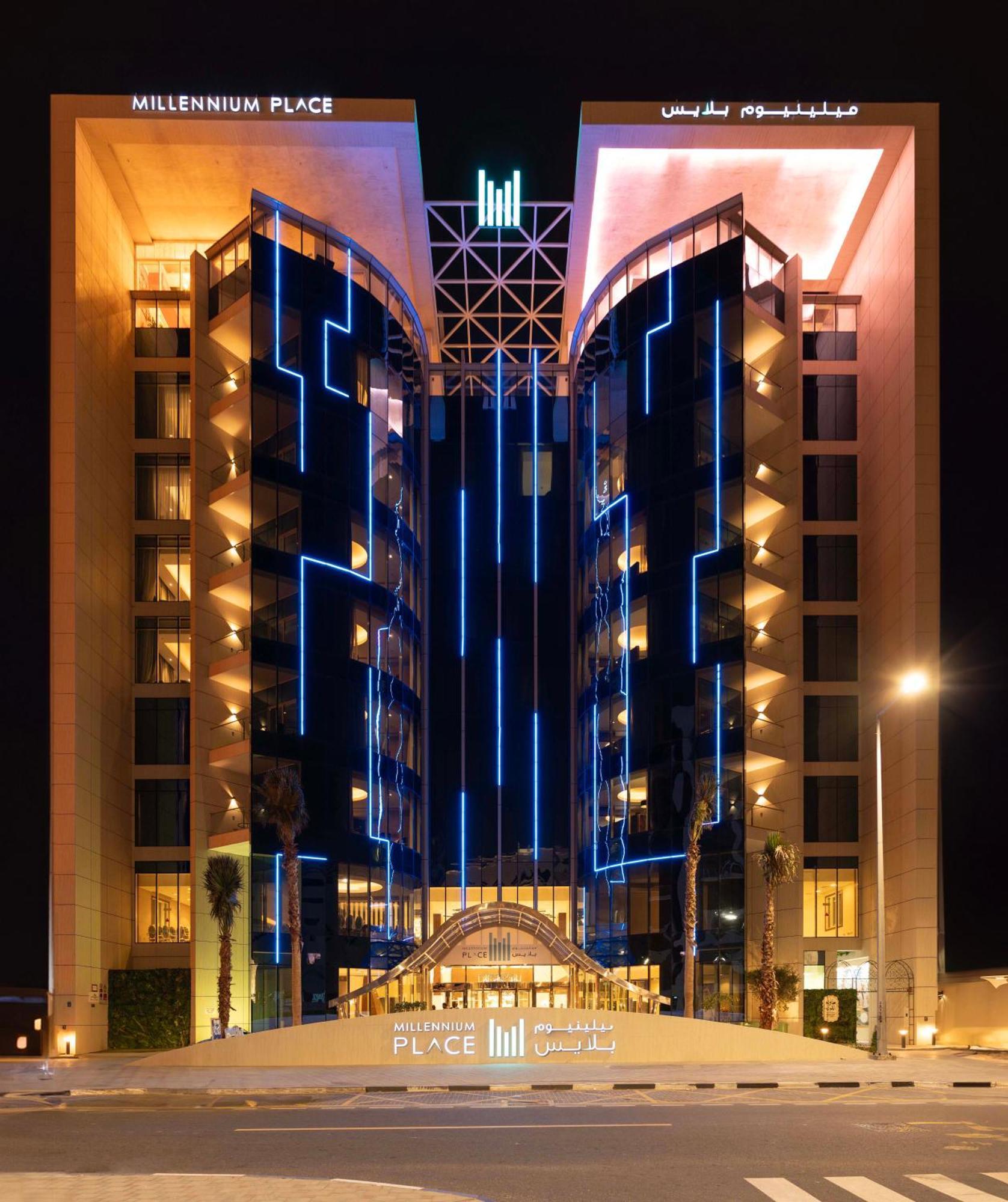 Millennium Place Doha Dış mekan fotoğraf The hotel at night