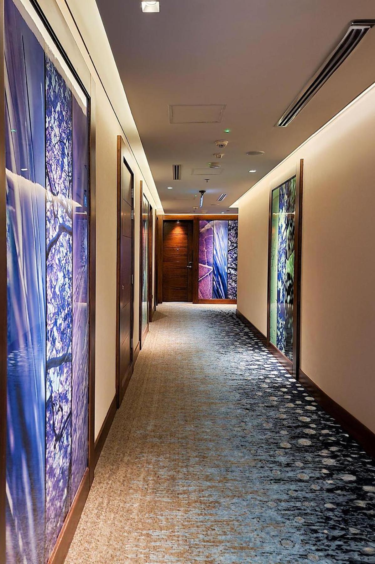 Millennium Place Doha Dış mekan fotoğraf A corridor at the hotel